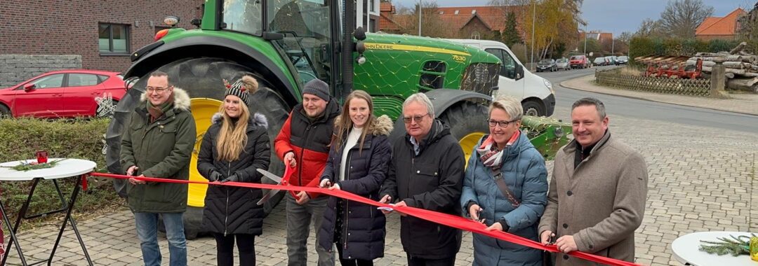 Eröffnung Winterzauber 2025 auf Hof Klages mit Gästen beim Durchschneiden des Bandes