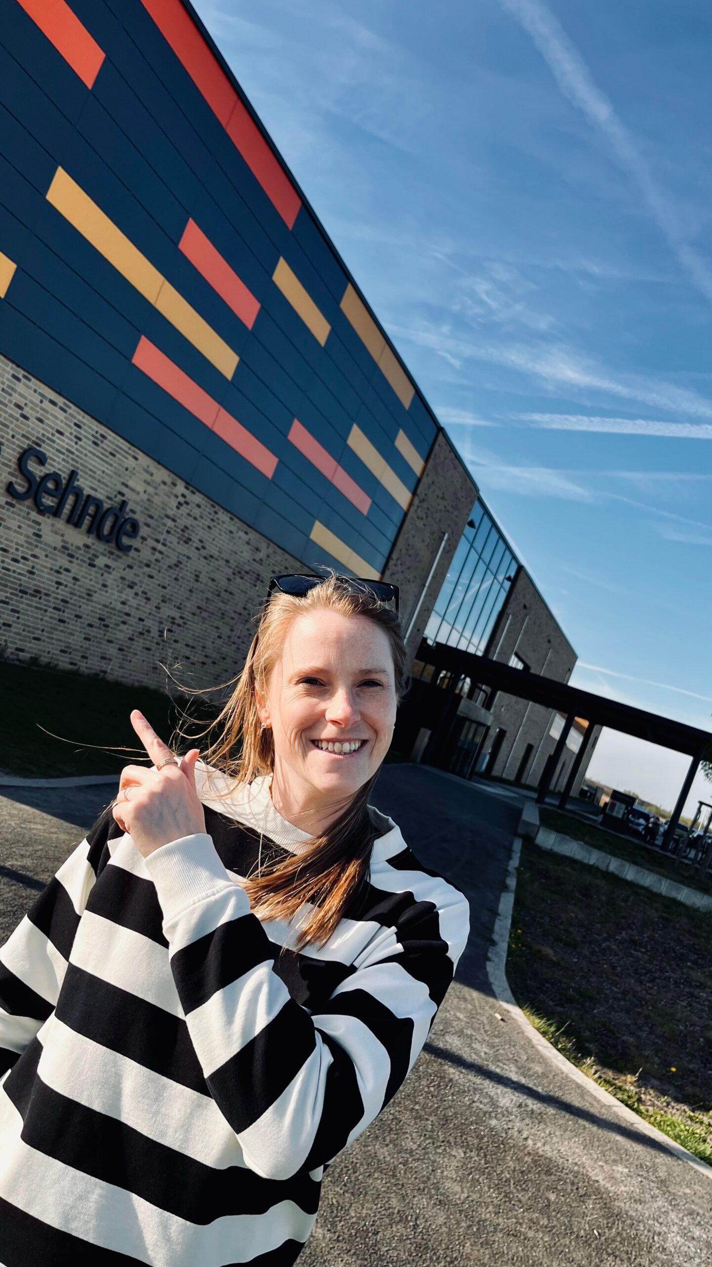 Jana Dudenbostel vor dem Sportzentrum Sehnde