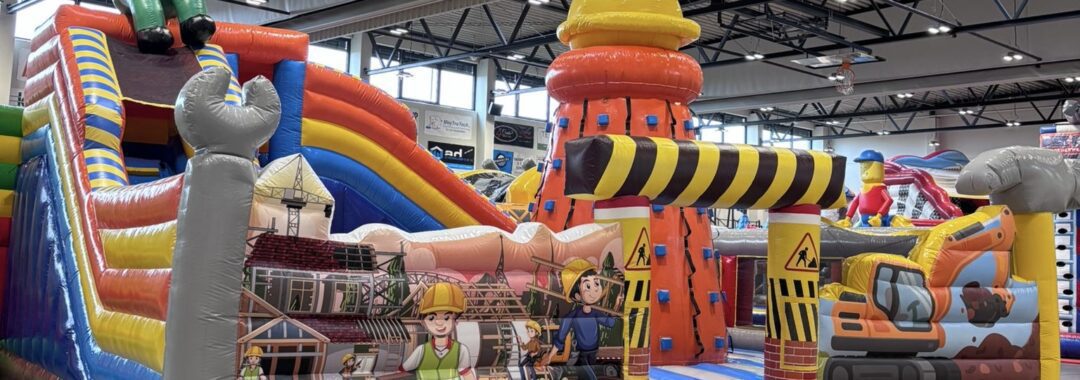 Hüpfburgen Festival in Sehnde mit vielen großen Hüpfburgen und Eventmodulen in der Halle