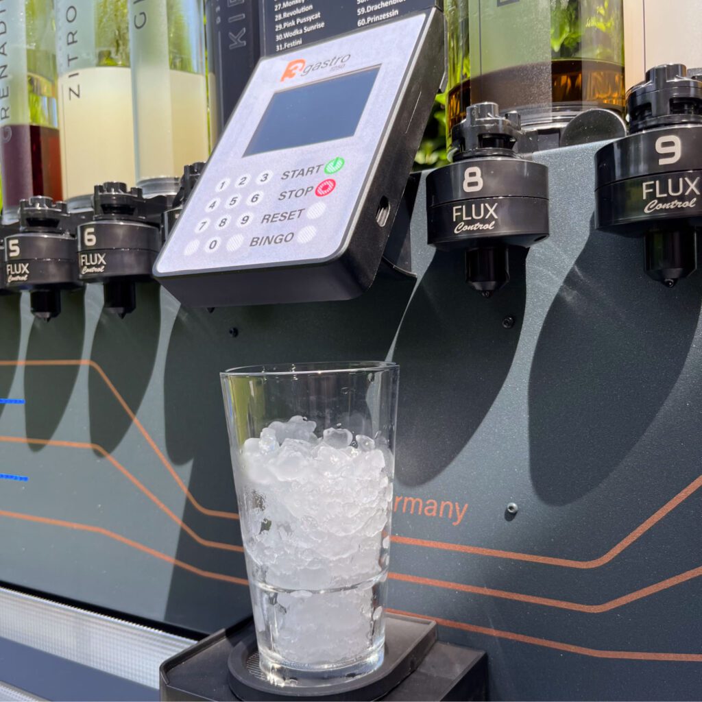 Cocktailmaschine mit Crushed Ice im Glas vor der Zubereitung