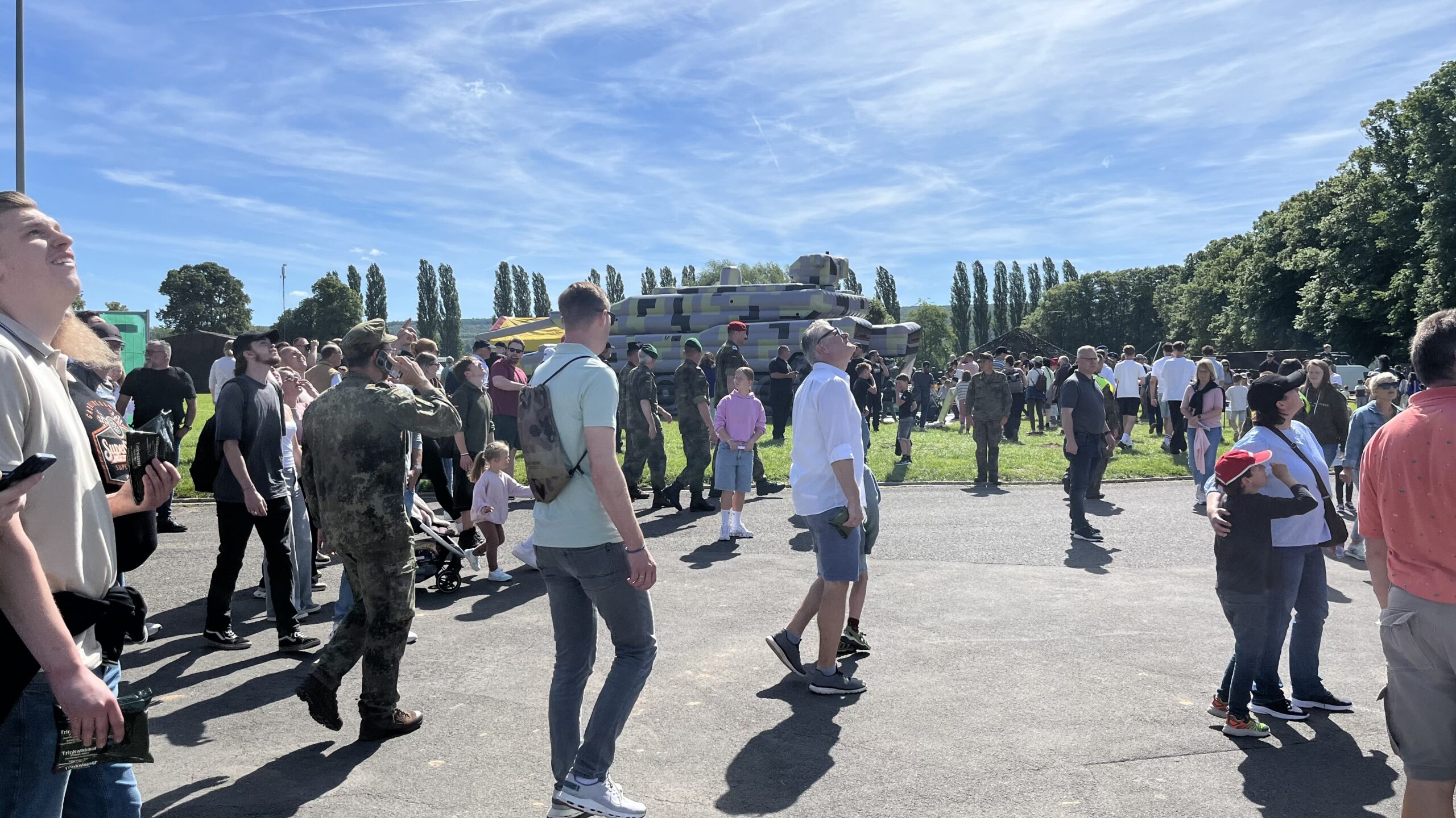 Besucherinnen und Besucher vor der Panzer-Hüpfburg beim Tag der Bundeswehr 2026 in Höxter