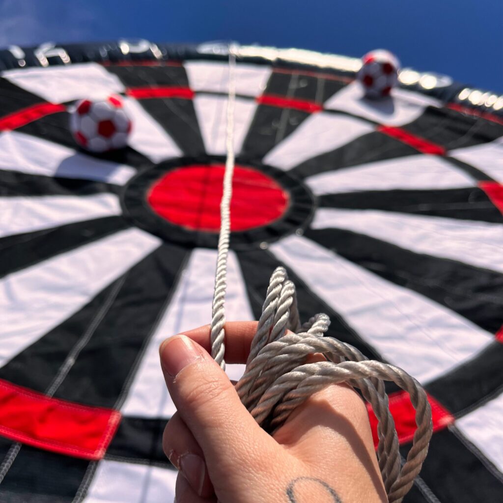 FRCOLOR Aufblasbares Fußball-Dart Spiel - Mit Klettbällen Für Indoor & Outdoor Spaß